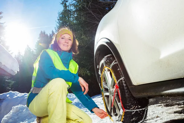 Portrait Woman Putting Winter Chains Car Wheel Snow Road Ice — Fotografie, imagine de stoc