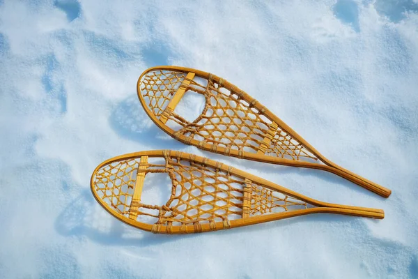 Paar Van Houten Sneeuwschoenen Sneeuw Met Bergtop Achtergrond — Stockfoto