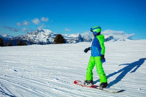 Widok Boku Widok Tyłu Akcja Zdjęcie Chłopca Snowboardzie Zjeżdżalnia Dół — Zdjęcie stockowe