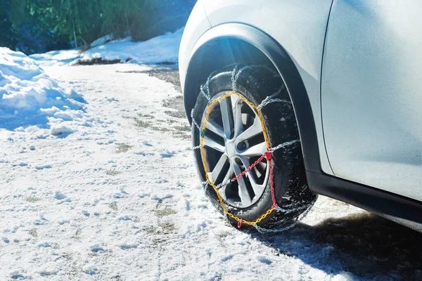 Car Wheel Winter Chains Snow Ice Road Close Image — 图库照片