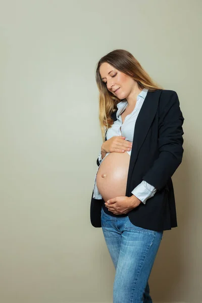 Klidný Těhotná Žena Sobě Oblek Ukazuje Velké Břicho Pracovní Podnikatelka — Stock fotografie