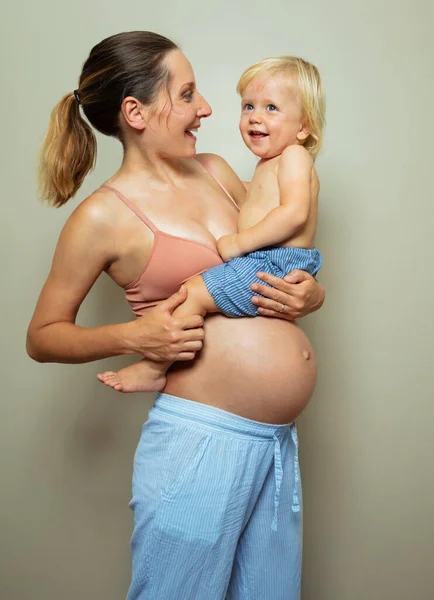 Happy Laughing Pregnant Mother Big Belly Speaking Little Blond Toddler — Stockfoto