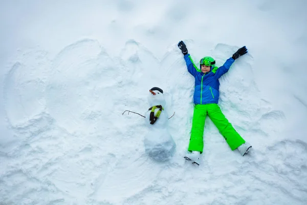 Skier Boy Lay Snow Ski Sport Helmet Mask View Lifting — Stockfoto