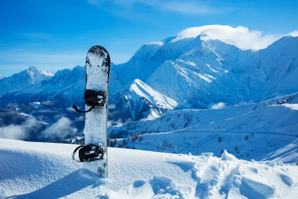 Snowboard Snow Sun Lit Mountain Alpine Peaks Background Winter Vacation — Stock Photo, Image