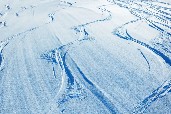 Rastros Esquí Snowboard Vista Nieve Desde Arriba Estación Alpina —  Fotos de Stock