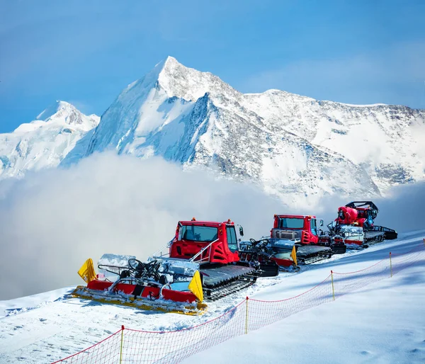 Group Snow Groomers Alps Mountain Summits Mont Blanc Preparing Pistes — Foto de Stock