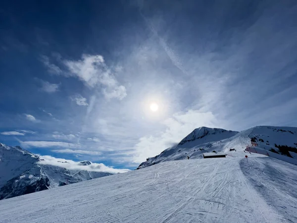 Uitzicht Alpine Skipiste Bergtoppen Hoog Alpen Bergen Zonnige Dag Boven — Stockfoto