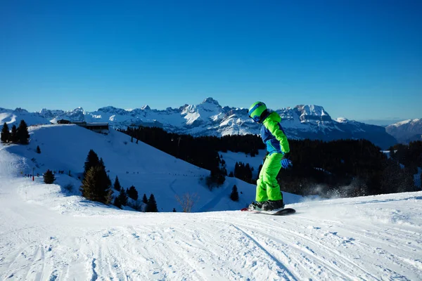 Arkadan Dağ Manzaralı Bir Çocuk Snowboard Yokuş Aşağı Gitmek Üzere — Stok fotoğraf