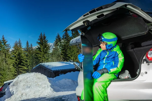 Ragazzino Con Snowboard Casco Sportivo Maschera Seduta Nel Bagagliaio Dell — Foto Stock