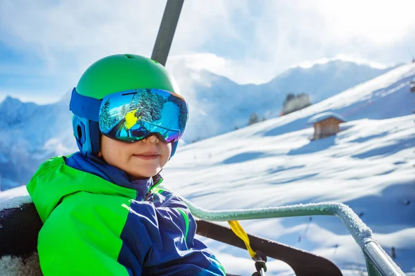 Nahes Porträt Eines Kleinen Jungen Sportoutfit Mit Helmmaske Und Ski — Stockfoto