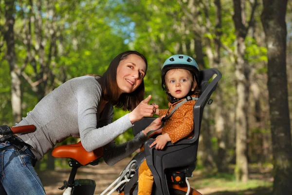 Woman Play Girl Sit Child Seat Electric Bike Pointing Finger — Φωτογραφία Αρχείου