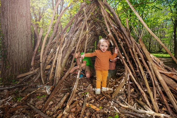Little Beautiful Girl Play Hut Branches Forest Her Siblings — Foto de Stock