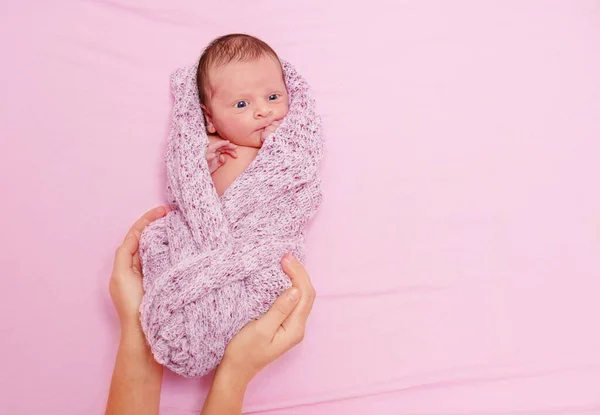 Portrait Newborn Baby Girl Laying Wrapped Pink Towel Hold Mothers — 스톡 사진