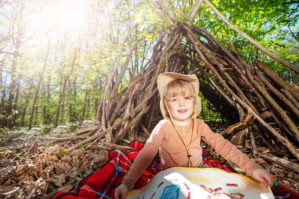 Piccolo Ragazzo Biondo Con Cappello Boy Scout Seduto Con Mappa — Foto Stock