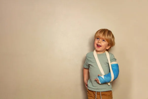 Little Years Old Boy Broken Hand Cast Yet Positive Happy — Stock Photo, Image