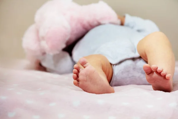 Close Legs Little Newborn Baby Girl Lay Nursery Crib — Stockfoto