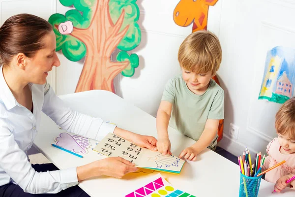 Mujer Jardín Infantes Enseñar Los Niños Leer Cartas Desarrollo Temprano —  Fotos de Stock