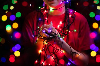 Noel ışıklarıyla aydınlatılan genç çocuğun yakın çekimleri.