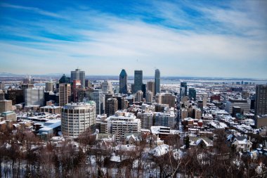 Kış boyunca Mount Royal Park 'tan Montreal' in panoraması, karla kaplı binalar