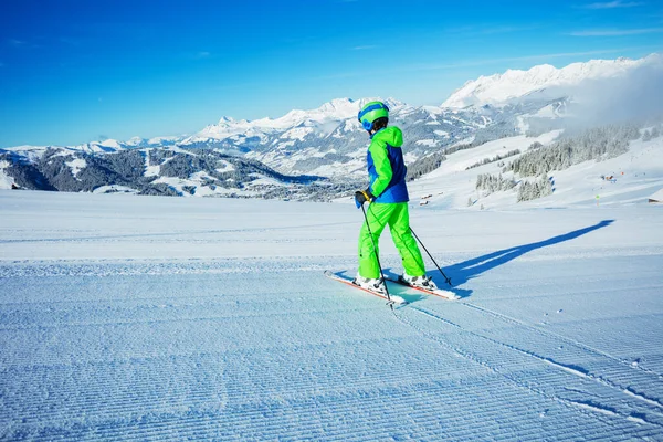 Rückansicht Des Preteen Boy Alpin Ski Fahren Frische Skipiste Mit — Stockfoto