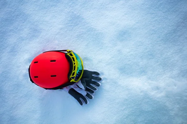 Roze Sporthelm Met Skimasker Winterhandschoenen Sneeuwzicht Van Bovenaf — Stockfoto
