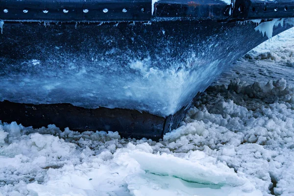 Detailní Záběr Trajektové Lodi Plující Přístavu Pokryté Ledem Sněhem — Stock fotografie