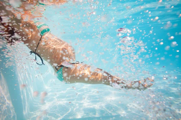 Podwodny Obraz Ciężarnej Kobiety Dużym Ćwiczeniem Brzucha Pływającej Słonecznym Basenie — Zdjęcie stockowe