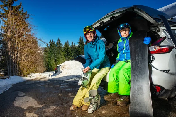 Anya Fia Ülnek Csomagtartóban Felveszik Csizmát Fogják Snowboardot Mosolyognak Parkolóban — Stock Fotó