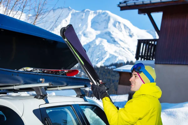 Young Man Put Skies Car Box Roof Vehicle Wearing Sport — Stock Fotó