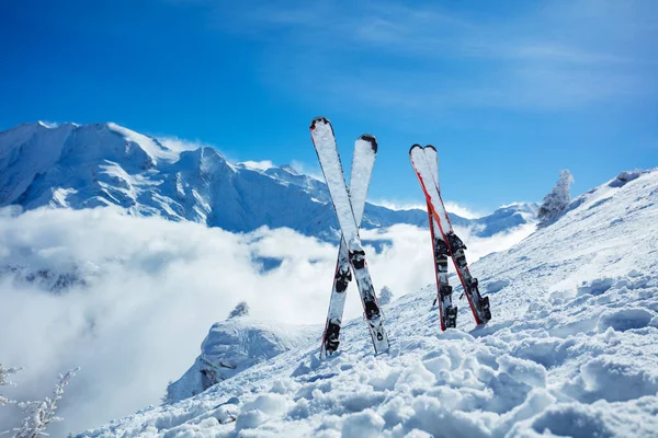 Mountain Skis Snow Beautiful Snowy Alpine Peaks Valley Majestic Mist — Stok fotoğraf