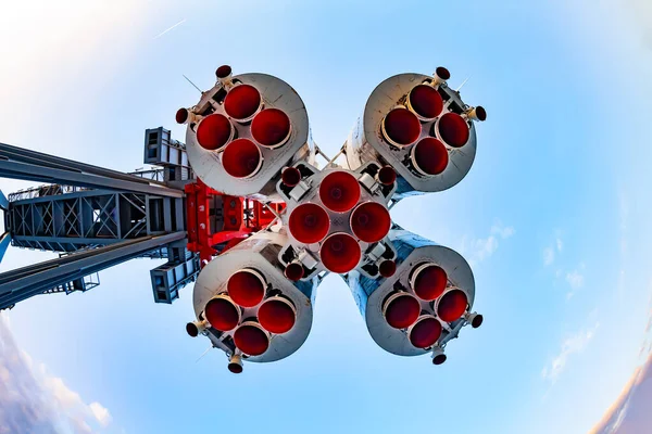 Вид Снизу Большой Космической Ракеты Висящей Стенде Над Небом — стоковое фото