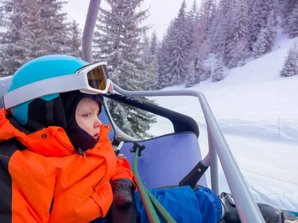 Pequeno Menino Anos Idade Esquiando Sentar Teleférico Até Encosta Resort — Fotografia de Stock