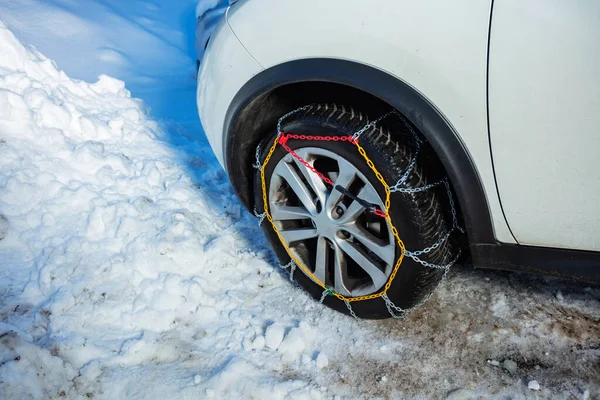 Снежные Цепи Колесе Автомобиля Крупным Планом Стороны Ледяной Дороги — стоковое фото