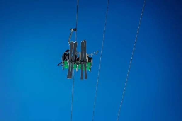 Alpine Ski Lift Seat Bottoms Skies Blue Sky View — Stock Photo, Image