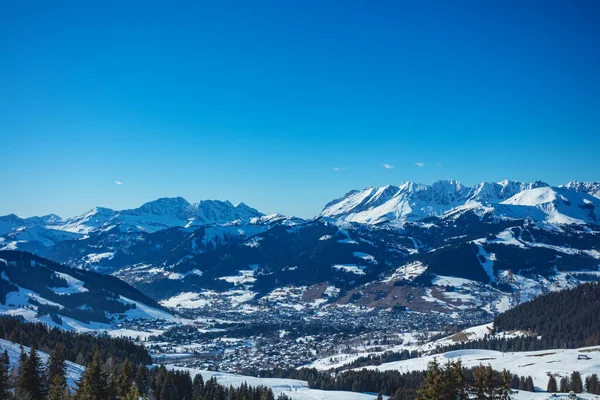 Alplerdeki Vadide Megeve Kasabası Kışın Kayak Merkezindeki Dağın Tepesinden Manzara — Stok fotoğraf