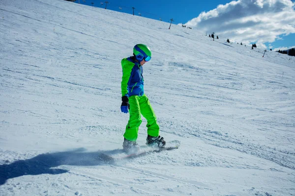 Chłopiec Snowboardzie Poruszać Się Szybko Dół Stoku Narciarskim Góry Widok — Zdjęcie stockowe
