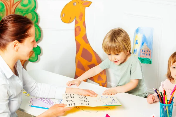 Adulto Nella Scuola Materna Aiuta Imparare Bambino Leggere Lettere Nella — Foto Stock