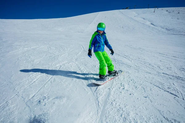 Chłopiec Snowboardzista Szybko Zjeżdża Snowboardzie Stoku Alpejskim — Zdjęcie stockowe