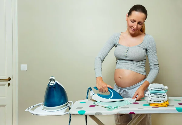 Retrato Uma Mulher Grávida Ferro Roupas Bebê Recém Nascido Preparando — Fotografia de Stock