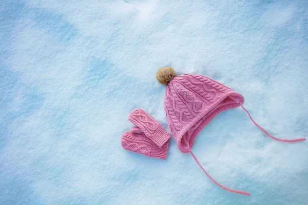 Vivid Pink Hat Mittens Snow Clean View Winter Holidays Concept — Foto Stock
