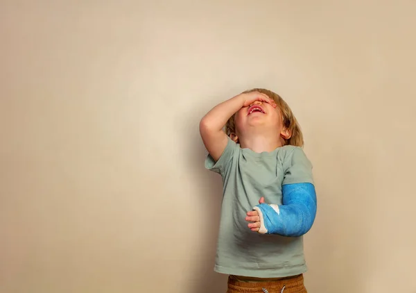 Little Years Old Boy Broken Hand Cast Facepalm Forefront Cry — ストック写真