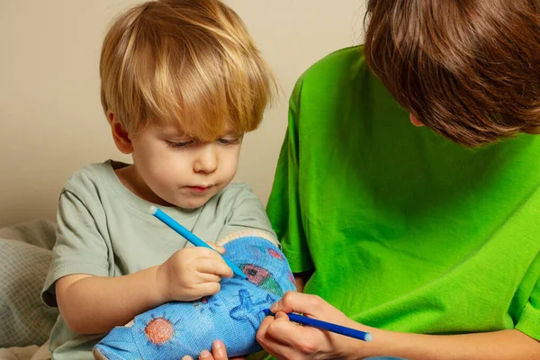 Двоє Дітей Маленький Хлопчик Його Брат Малюють Зламану Гіпсову Штукатурку — стокове фото
