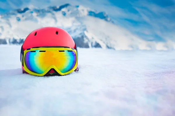 Hermoso Casco Rosa Con Máscara Esquí Nieve Sobre Cordillera Fondo —  Fotos de Stock