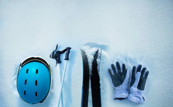 Veel Verschillende Objecten Voor Wintervakantie Skischoenen Helmen Maskers Palen Handschoenen — Stockfoto