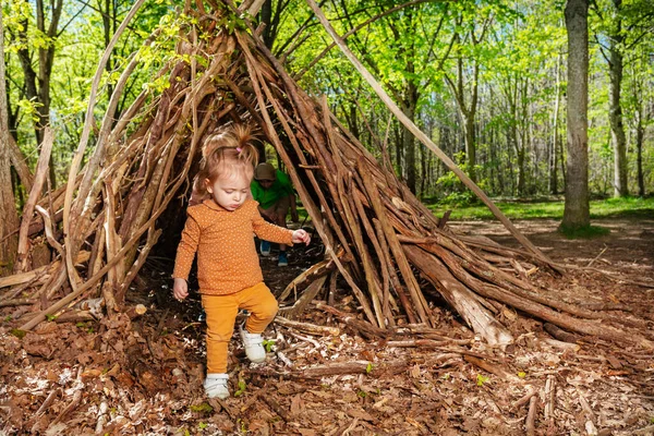 Little Cute Girl Play Spring Hut Branches Wickiup Forest — 图库照片