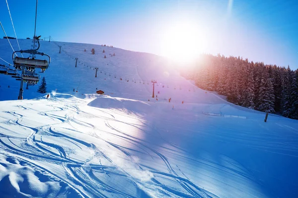Skilift Alpinen Skigebiet Mit Sonnenuntergang Über Dem Bergrücken Winterlandschaft — Stockfoto