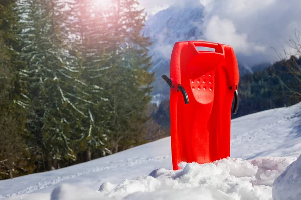 Trineo Rojo Nieve Sobre Montaña Vacaciones Invierno Todavía Vivo Disparar —  Fotos de Stock