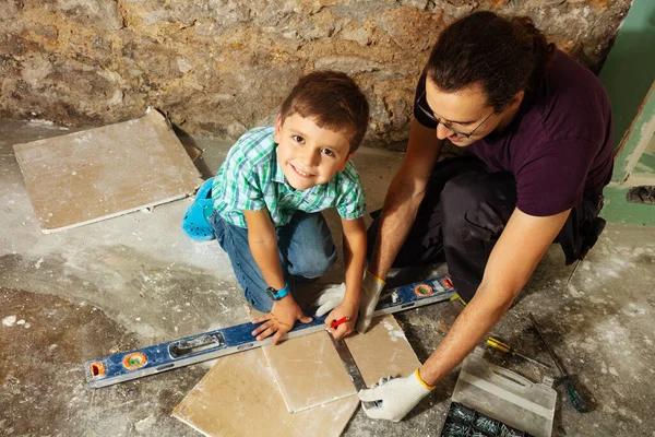 Father His Little Helper Measure Cut Plasterboard Doing Diy Home — Stock Photo, Image