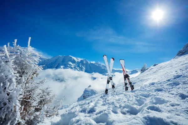 Two Pair Mountain Ski Snow Beautiful Snowy Alpine Peaks Valley — Stock Photo, Image