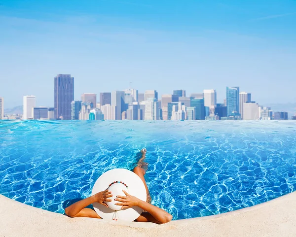 Mulher Relaxante Piscina Último Piso Com Vista Para Panorama Cidade — Fotografia de Stock